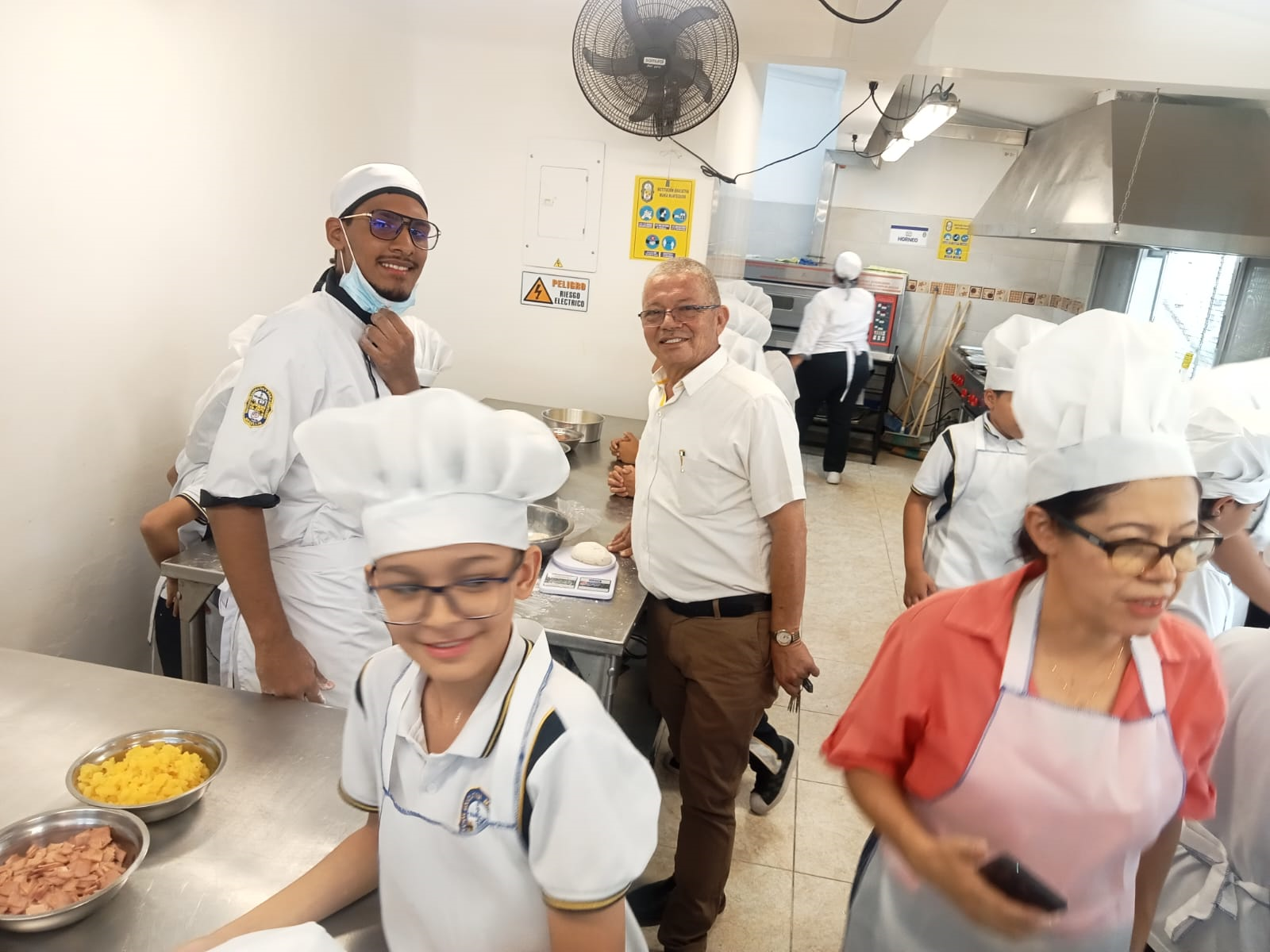 Visita de los estudiantes de primaria IEMM a una practica en Inicios de la Gastronomia IEMM